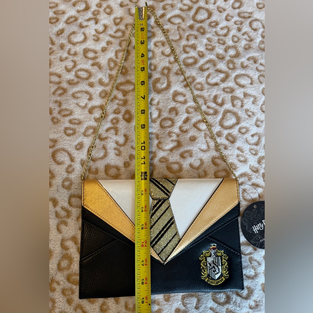 Harry Potter - Danielle Nicole - Uniform Clutch
Gold and Black Shoulder Chain - Picture 7 of 10